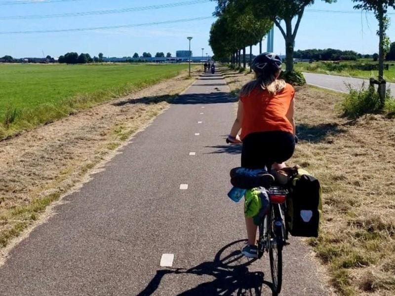 Eine Frau radelt auf einem Radweg