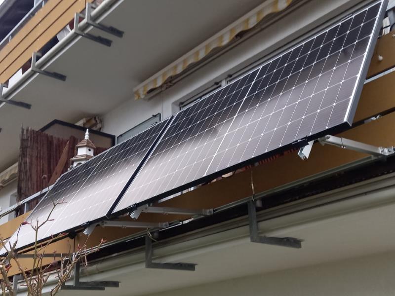 Steckersolargerät am Balkongeländer