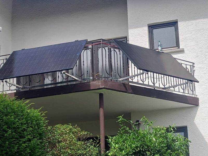 Steckersolargerät in zwei Himmelsrichtungen